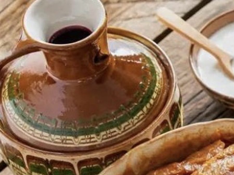 Cruche en céramique et verre de vin