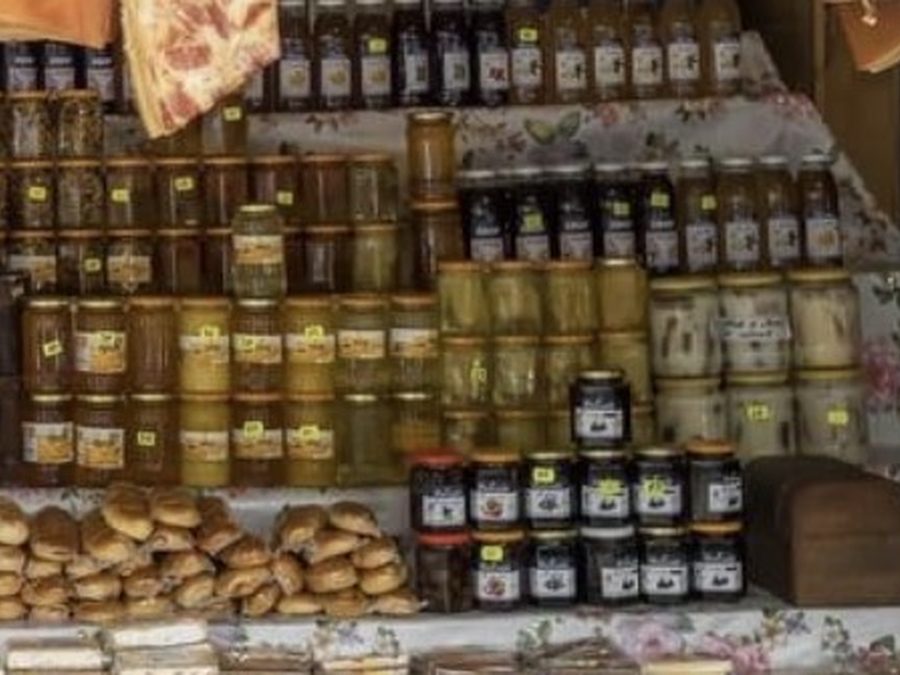 Rayonnage de bocaux et conserves