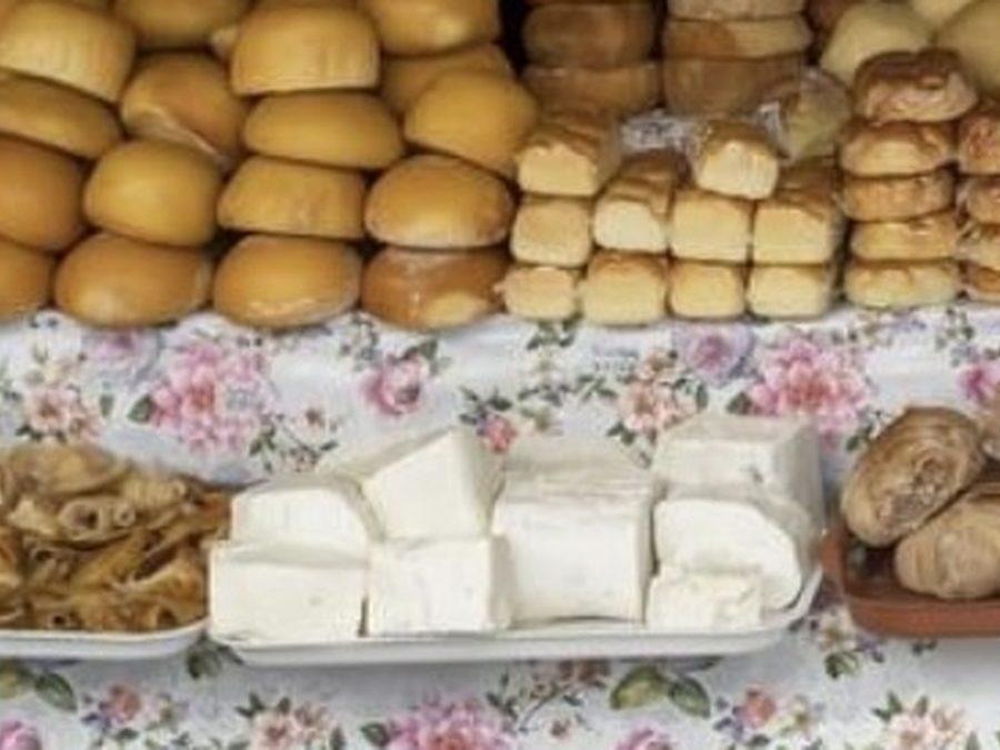 Étal de pains, fromages et pâtes