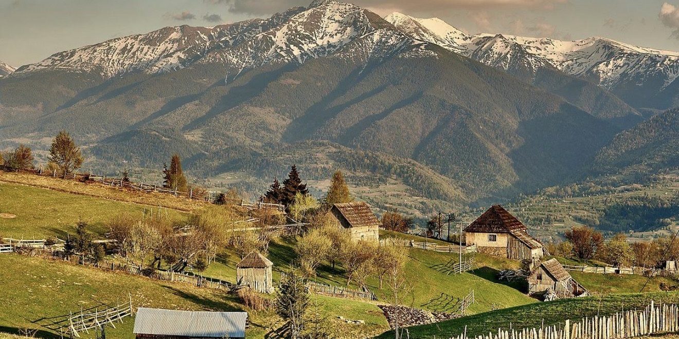 Village traditionnel roumain au pied des Carpates