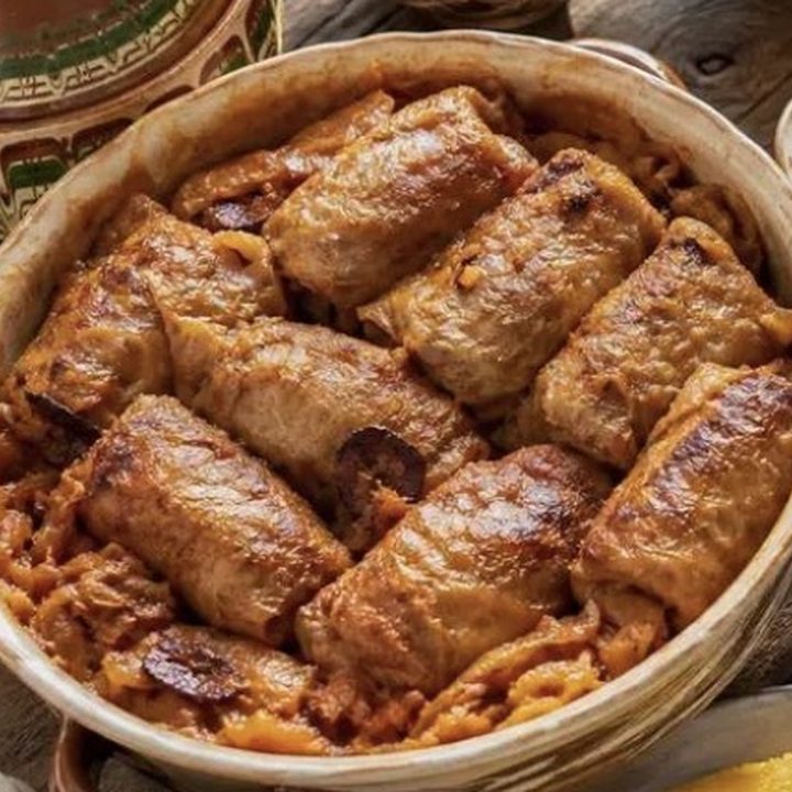 Sarmale dans un plat en terre