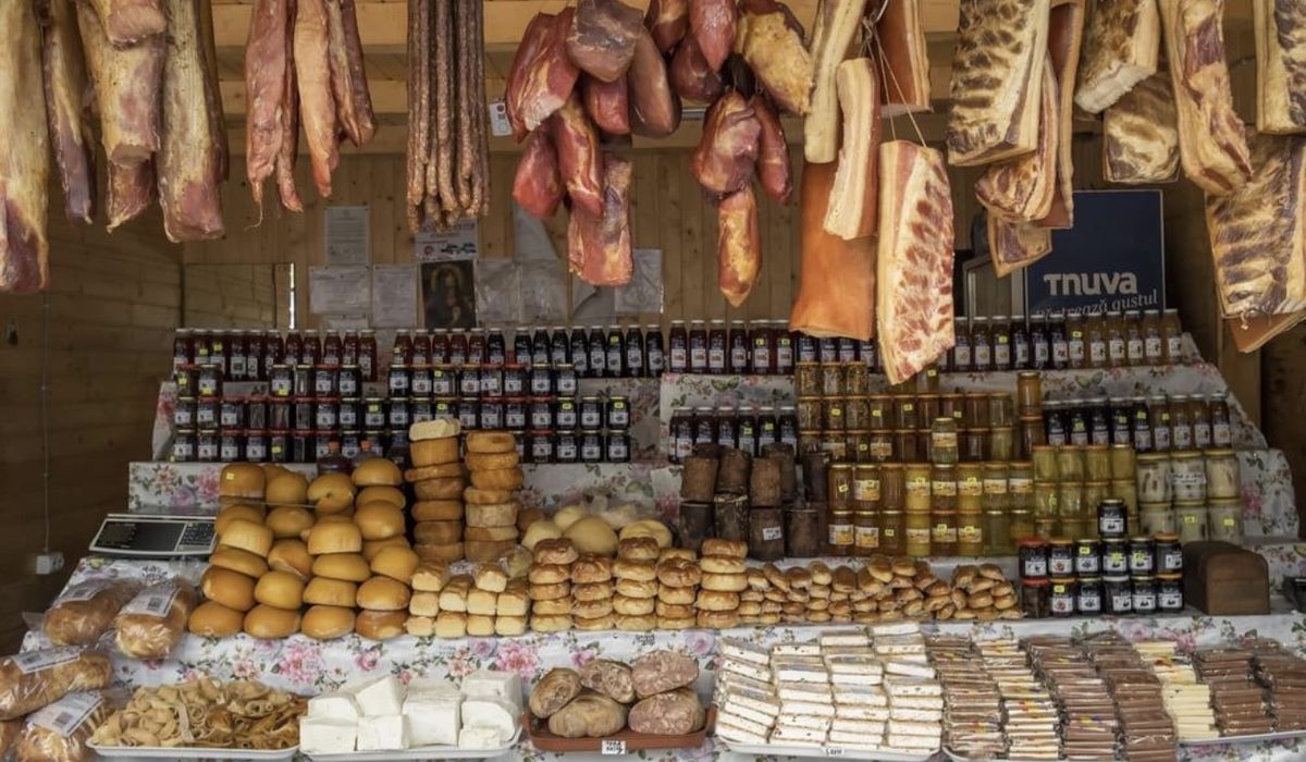 Étal de marché roumain, viandes fumées et bocaux